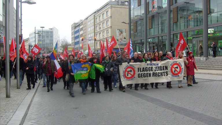 Bild: Demo am Leopoldplatz mit MdB der Linken Anette Groth (rechts)