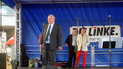 Bild: Vorn: Oskar Lafontaine, hinten: Stadtrat Claus Spohn sowie Annette Groth, MdB der Linken