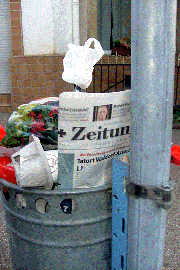 Bild: Brauner Briefkasten: NS-nahe Gazetten werden dezent in brgerlichen Wohngegenden gut sichtbar  "eingesteckt"...