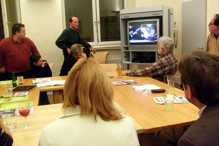 Bild: Mitte (stehend):  Kampagnenmitorganisator Klaus Wofl (Mehr Demokratie e.V.)
