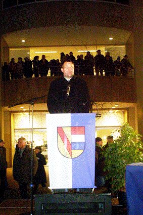Bild: OB Gert Hager bei seiner Ansprache auf dem Marktplatz (Foto: Neff)