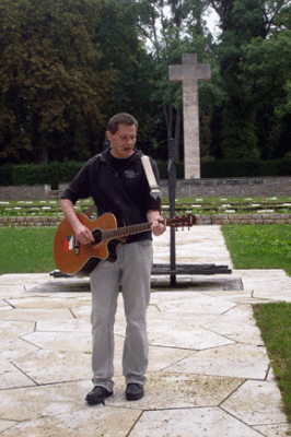 Bild: Milan Kopriva, hier mit Gitarre beim Antikriegstag 2012 auf dem Pforzheimer Hauptfriedhof 