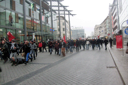 Bild: Antifaschisten bei der Spontandemo auf dem Pforzheimer Leopoldplatz