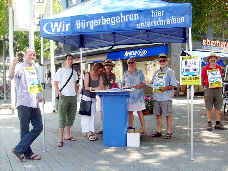 Bild: Die Aktivisten für den Bürgerentscheid am Infostand (Foto: R. Neff)