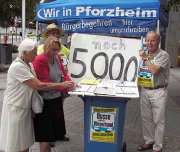 Bild: Engagierte Brger sammeln Unterschriften fr den Brgerentscheid 2014