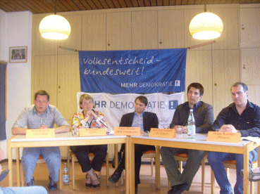 Bild: Podium v.l.: Milan Kopriva (Linke), Katja Mast (SPD), Modarator Edgar Wunder, Alexander Salomon,(Grüne), Holger Reichert (Piraten)