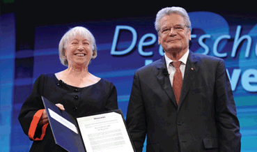 Bild: v.l.: Ursula Sladek und Bundesprsident Joachim Gauck bei der Preisverleihung