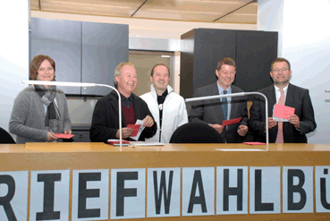 Bild: Foto v.l.: Frau Lachenauer-Engisch (Stadt), Klaus Wolf (BiB), Stadtrat Wolfgang Schulz (WiP), BM Roger Heidt, OB Gert Hager