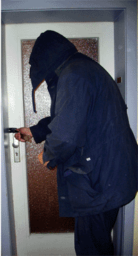Bild: Einbrecher bei der "Arbeit" (Systembild)