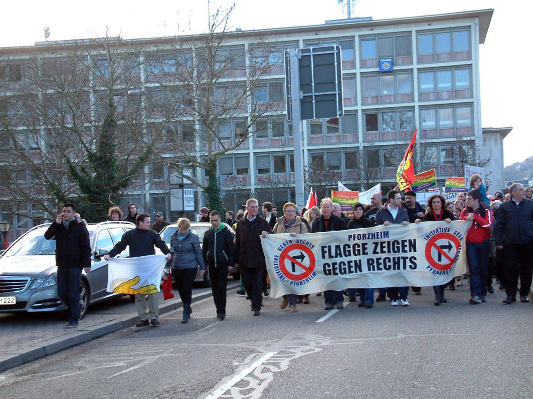 Bild: Demo gegen Fackelmahnwache 2014