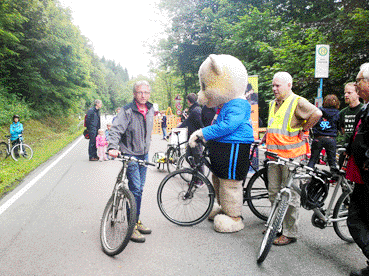 Bild: Bürgermeister Alexander Uhlig (mit Fahrrad) öffnete MoA 2015 im Würmtal
