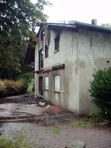Bild: Das ausgebrannte Vereinsheim in Remchingen-Singen an der Pfinz   (Foto (rn)