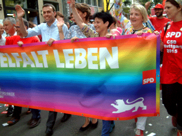 Bild: v.l. Nils Schmid (SPD) , ganz rechts Katja Mast (MdB, SPD) auf der CSD-Parade   (Foto. R. Neff)