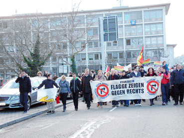 Bild: Demonstration gegen die rechtsextreme Fackelmahnwache auf dem Pforzheime Wartberg