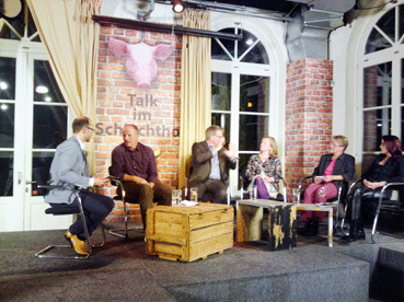 Bild: Talk im Alten Schlachthof Karlsruhe von Baden-TV -  v.l.: TV-Moderator, Thomas Rettig,Herr Rütler, Katrin Lechler, Sabine Zürn, Ellen Esen (Foto: RN)
