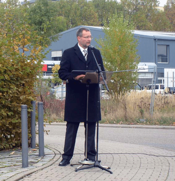 Bild: OB Gert Hager bei seiner Ansprache am Kreisel beim ehemalligen Güterbahnhof 