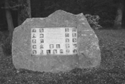 Bild: Gedenkstein für die Reseau-Alliance Opfer am Pforzheimer Wildpark (Foto: Rolf Neff 2014)