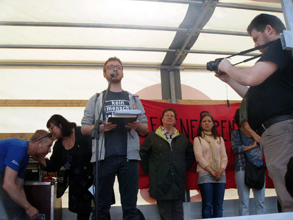Bild: Engagierter Redner für die Rechte der Flüchtlinge - Christian Schmidt am Mikrofon