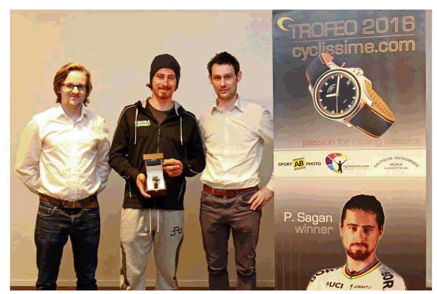 Bild: Lukas Ehmann (links) und Enrico Cavedine (rechts) mit Radweltmeister Peter Sagan (Foto:privat)