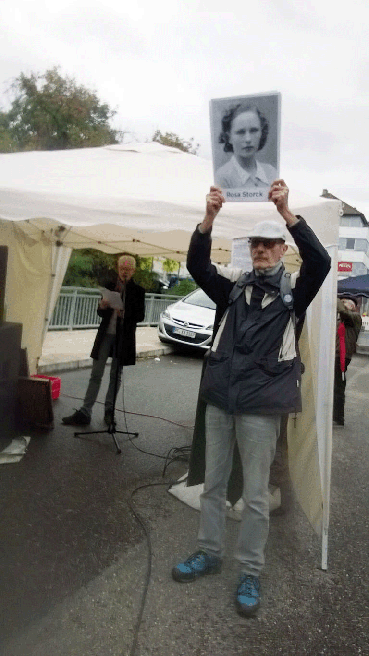 Bild: Historiker Gerhard Brändle mit einem Foto der in Pforzheim ermordeten französischen Widerstandskämpferin  Rosa Storck