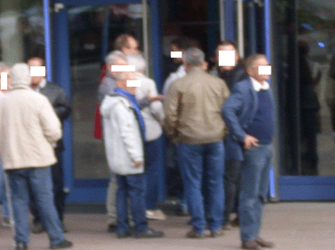 Bild: Der bundesweit bekannte Leserbriefschreiber vor dem Pforzheimer Congresscentrum bei einem Parteitag der AfD (Im weisser Jacke im Vordergrund, 2. v.r.  ein Aktivist der Identitren Bewegung)