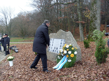 Bild: Der ehemalige Pforzheimer OB Gert Hager am Denkmal für die ermordeten französischen Widerstandskämpfer (2014, Foto R.N.)