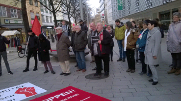 Bild: Protest auch gegen FHD-Fackelmahnwache in der Pforzheimer Fussgngerzone