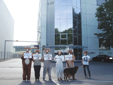 Bild: Tierschtzaktivisten hatten im Jahr 2015 vor der nun vom Coronavirus betroffenen Firma demonstriert