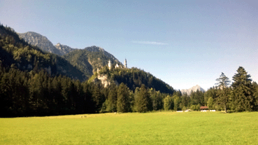 Bild: Das weltberühmte Märchenschloß Neuschwanstein inmitten der Ammergauer Alpen (Foto: © R. Neff)