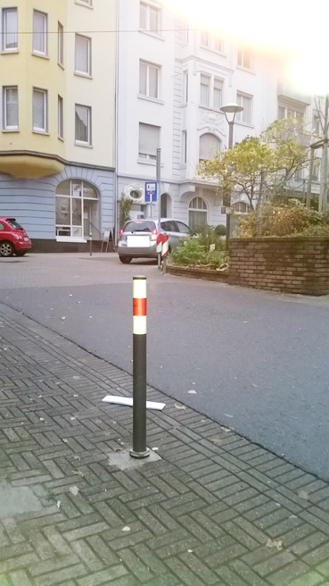 Bild: Poller in der Ebersteinstrasse als Zankapfel..