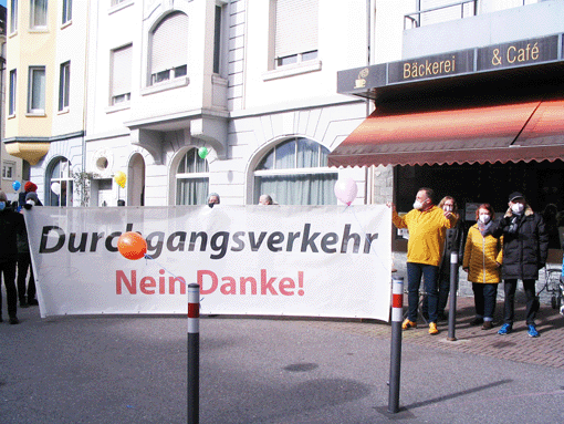 Bild: Anwohner und Unterstützer demonstrieren für den Erhalt der Lärmschutzpoller in der Nordstadt