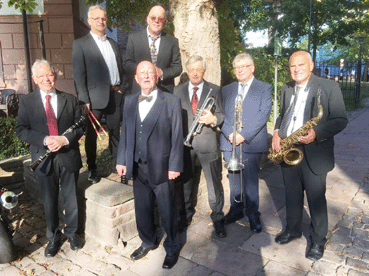 Bild: Famous Penthouse Jazzband mit Bibi Kreutz (vorn mit Fliege)    Foto: Privat