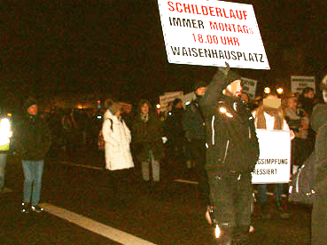 Bild: Schilderlauf gegen gesetzliche Coronmassnahmen in Pforzheim  (Foto: ron)