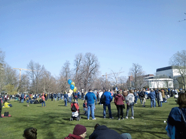 Bild: Viele Friedensaktivisten demonstrierten mit Familie vor der Oper in Stuttgart gegen den Krieg in der Ukraine (Foto:ron)