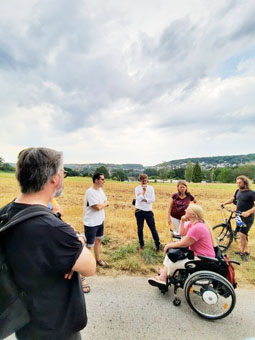 Bild: Die Flächenschützer am Reisersweg bei Niefern, im Vordergrund Stephanie Aeffner im Rollstuhl (Foto:pr)