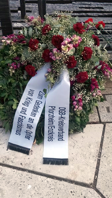 Bild: Kranzniederlegung am Ehrenmal für die Opfer des NS-Terrors (Foto: CW)