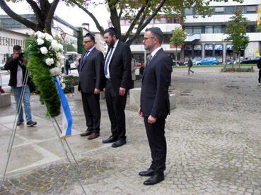 Bild: Stilles Gedenken am Platz der ehemaligen Synagoge (Foto:ron)