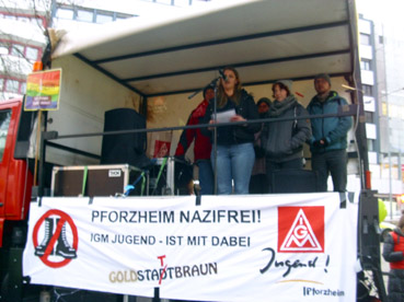 Bild: Kundgebung der IgR 2018 mit Funmog gegen die Fackelmahnwache des FDH (Foto: ron)