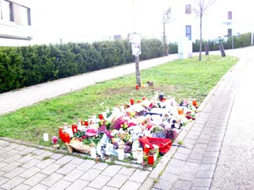 Bild: Gedenklichter im Quartier Tiergarten an der Unfallstelle, wo ein Kind 2022 ums Leben kam (Foto:ron)