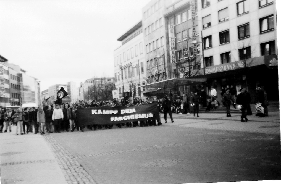 Bild: Historisches Foto von einer Antifademo im jahr 1998 auf dem Leopoldplatz, leider mmer noch aktuell (Foto:ron) 
