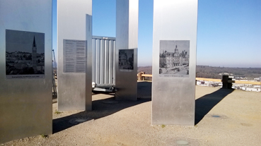 Bild: Gedenkstelen auf dem Trümmerberg (wallberg)  mahnen die Überlebenden (Foto: ron) 