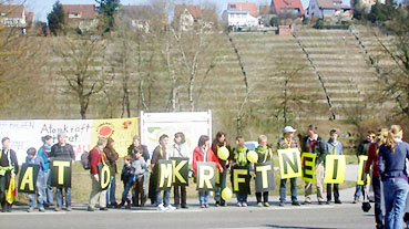 Bild: Menschenkette u.a. gegen Atomkraftwerk Neckarwestheim am Neckar im Jahr 2011 (Foto:ron)