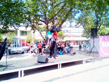 Bild: Drag-Queen Betty de Ford auf der Bühne auf dem Marktplatz in Pforzheim (Foto.ron)