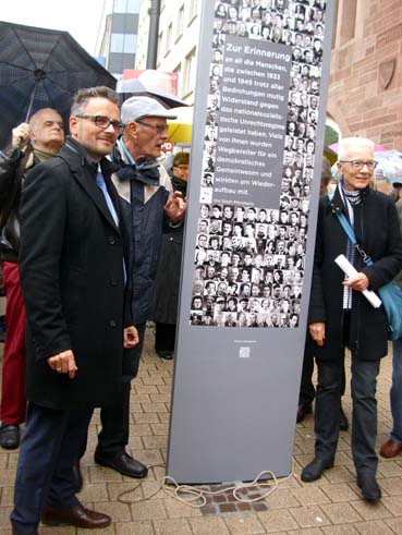 Bild: Eröffnung der Stele zuim Gedenken an die Widerstandskämpfer in Pforzheim. v.l. OB Peter Boch, Gerhard Brändle, Brigitte Brändle (Foto. ron) 