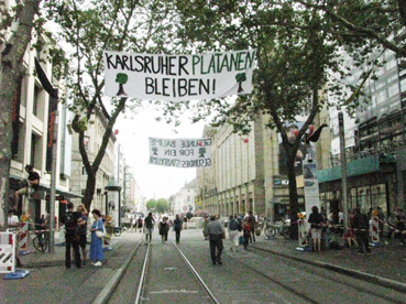 Bild: Baumbesetzer fordern den Stopp der geplanten Fällung der grossen Platanen in der Fussgängerzone.. (Foto: ron) 