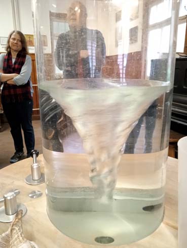 Bild: Ein Wassermodell: In einem Zylinder wird ein künstlicher Strudel erzeugt.. (Foto:ron)