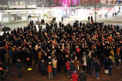 Bild: Lichtermeer auf dem Pforzheimer Marktplatz am 23.02. 2024 (Foto:stpf)