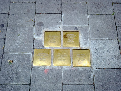 Bild: Fünf Stolpersteine wurden in der Bleichstrasse vor dem Haus Nr. 18 verlegt (Foto:ron)