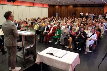 Bild: Auf dem Podium: OB Peter Boch bei seiner Ansprache im voll besetzten Saal des Reuchlinhauses (Foto: Ralf  Recklies)