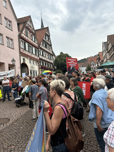 Bild: Teilnehmer  der Mahnwache gegen Sellner in Calw (Foto: M. Wei)